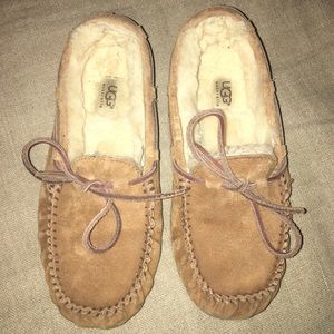 UGG Moccasin Dakota Slippers Women’s Size 7